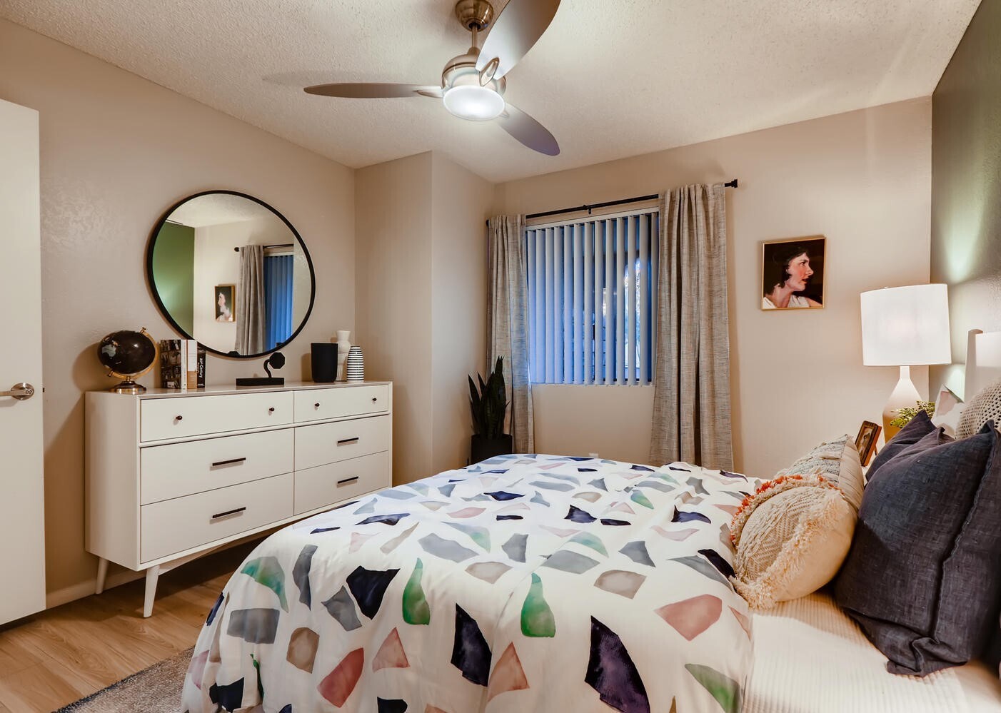 Espiral Bedroom with Modern decor, window, and wood-style floors